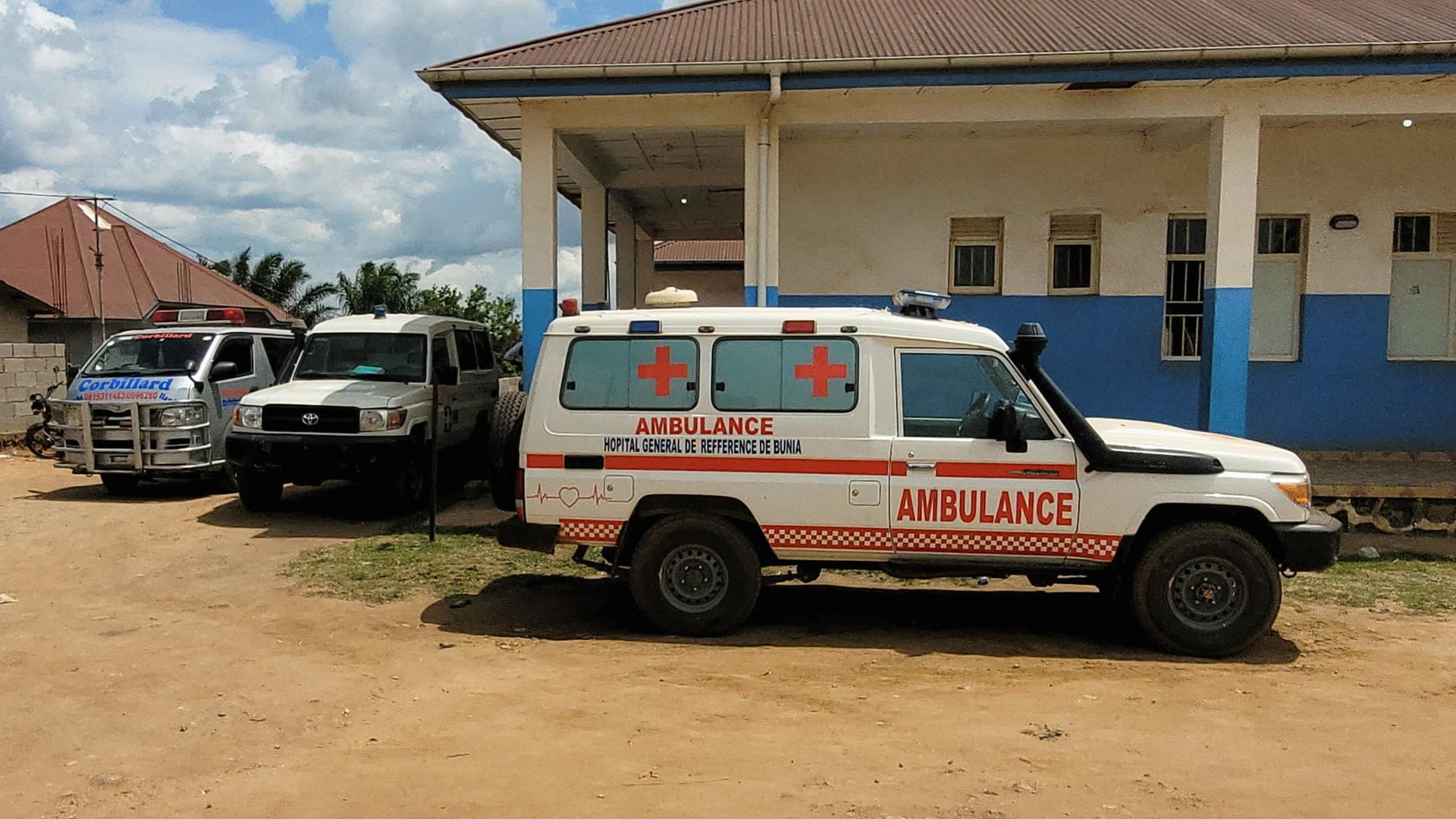 Ein Krankenwagen steht vor einem Krankenhaus in Burnia in der Demokratischen Republik Kongo | REUTERS