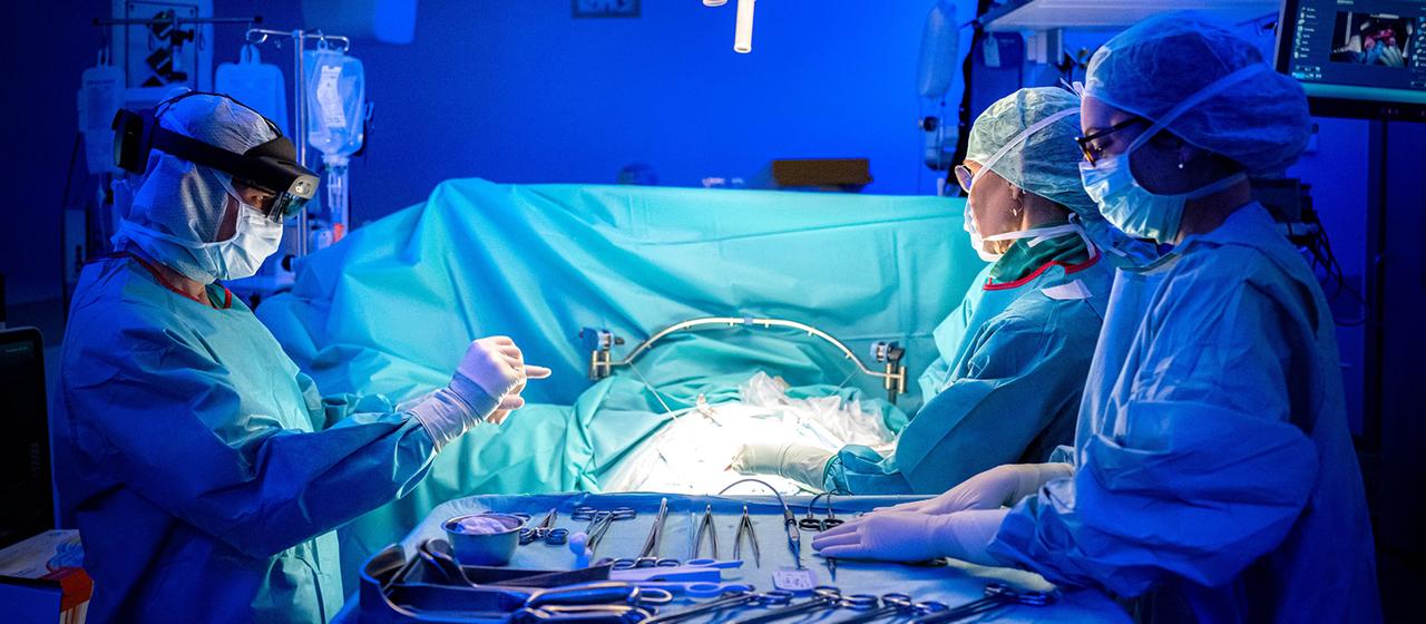 Blick in einen OP-Saal während einer Operation.