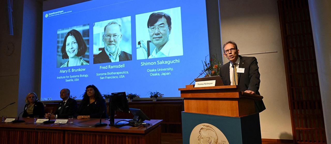 Thomas Perlmann verkündet die Nobelpreisträger für Medizin Mary E. Brunkow, Fred Ramsdell und Shimon Sakaguchi