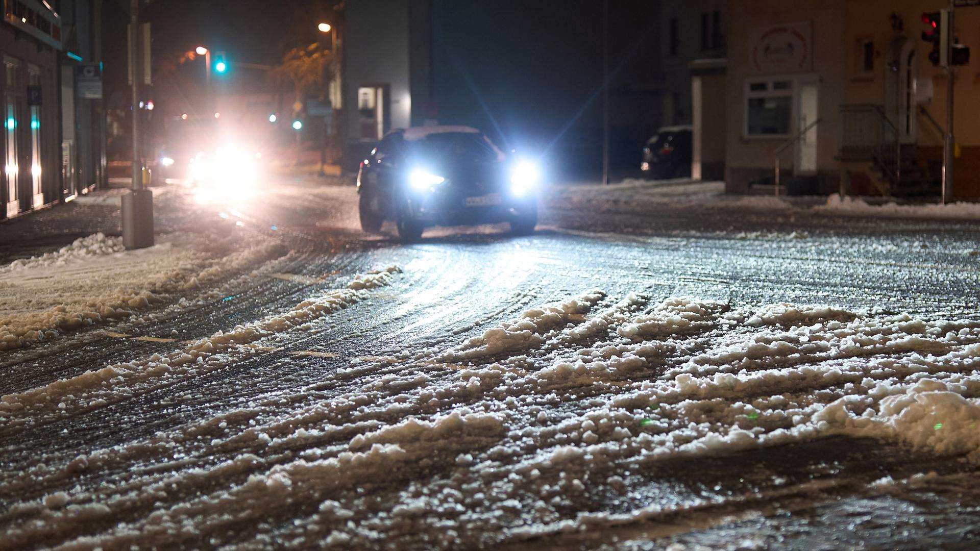 Ein Auto auf schneeglatter Straße | dpa