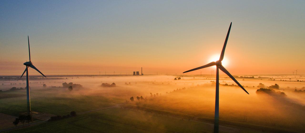 Windräder vor der aufgehenden Sonne