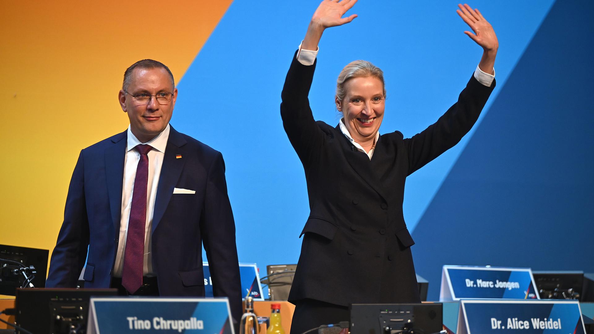 Tino Chrupalla und Alice Weidel stehen und jubeln. | Katharina Kausche/dpa