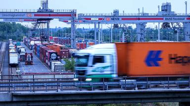Ein Lkw fährt am frühen Morgen über das Gelände des Umschlagbahnhofs Leipzig-Wahren.