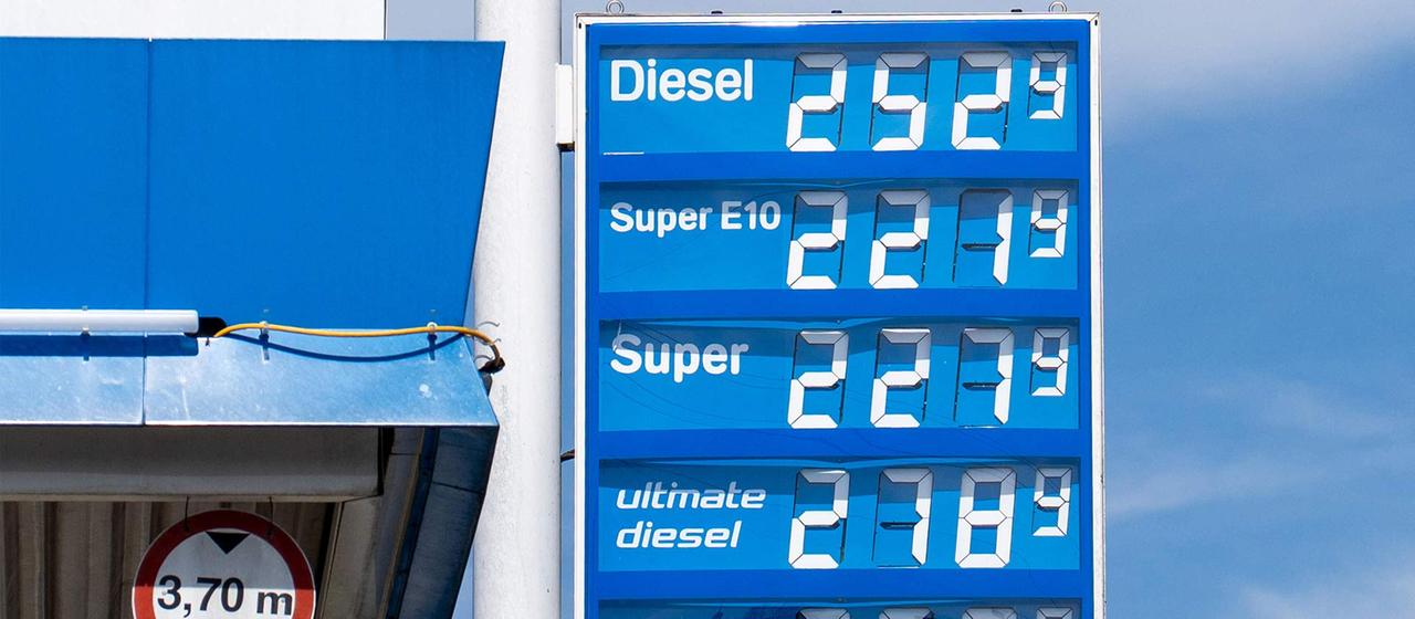 Preistafel an einer Tankstelle.