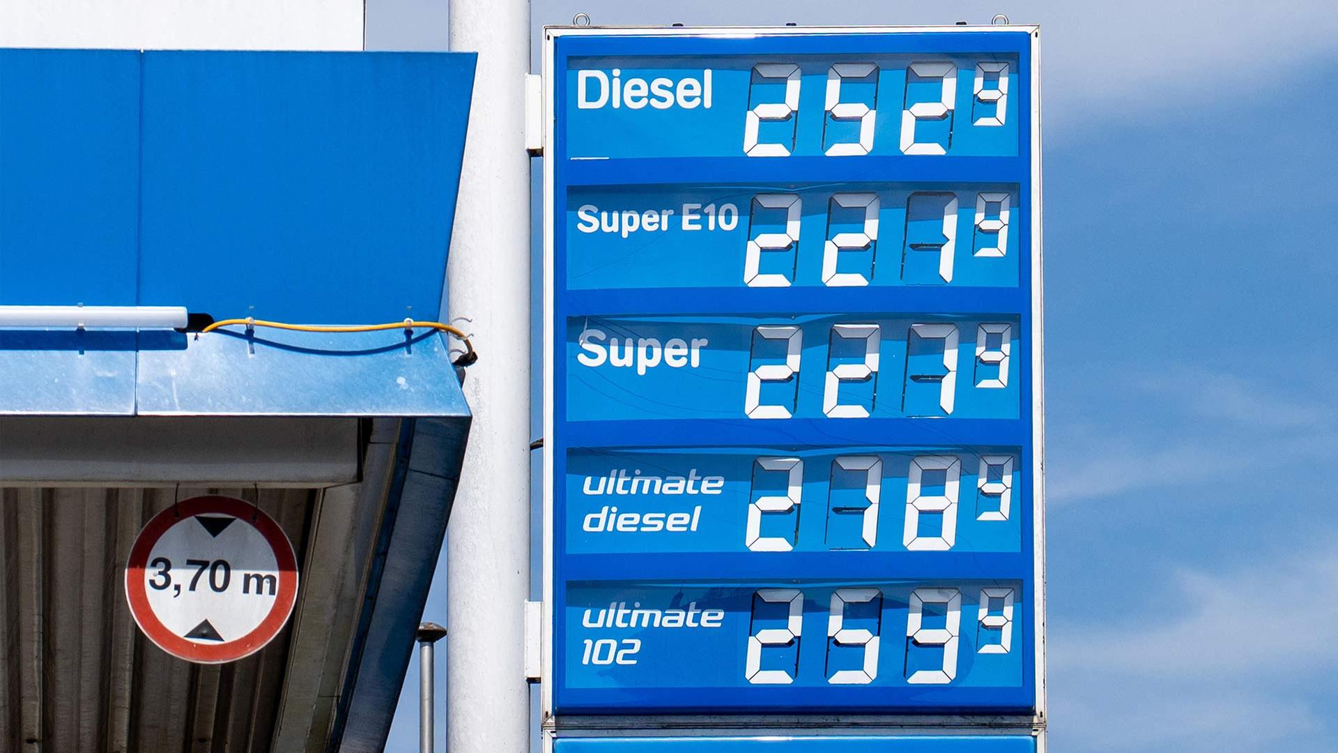 Preistafel an einer Tankstelle. | picture alliance / CHROMORANGE