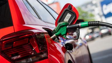 Auto wird an einer Tankstelle betankt