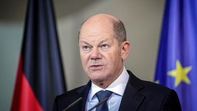 Olaf Scholz gibt eine Pressekonferenz. 