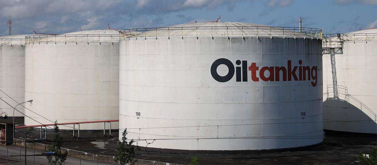 Öllagerbehälter von "Oiltanking", Tanklager im Hafen von Hamburg.