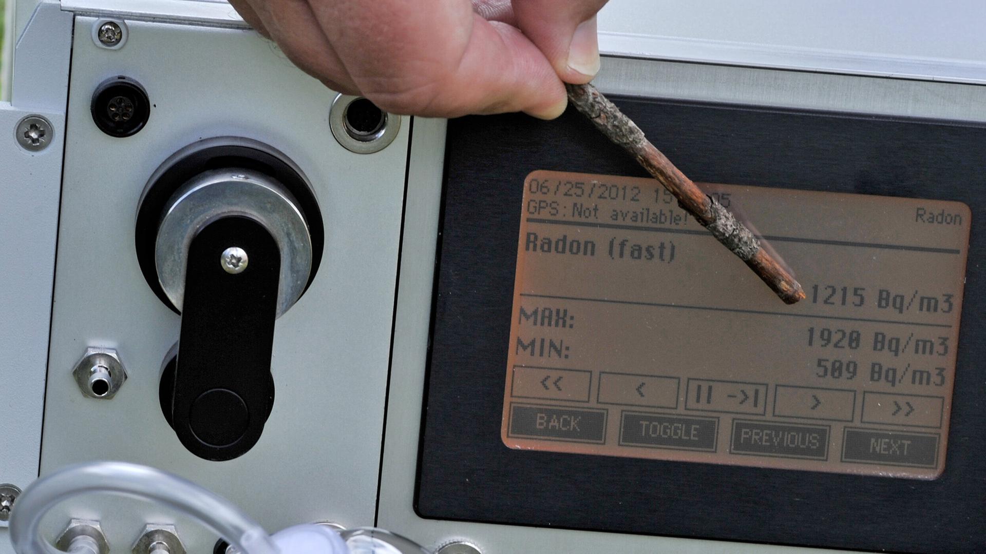 Radon-Werte werden gemessen (Quelle: picture alliance/dpa/H.Schmidt) | picture alliance/dpa/H.Schmidt