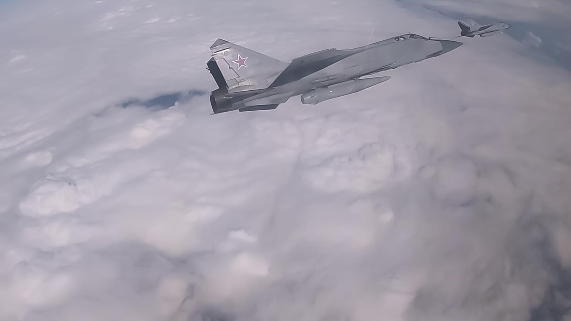 Russische MiG-31-Kampfflugzeuge, die mit Hyperschall-Raketen vom Typ „Kinzhal” ausgerüstet sind. | EPA