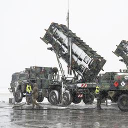  Soldaten der Bundeswehr arbeiten neben zwei Anhängern mit Abschussrampen für Lenkflugkörper des "Patriot"-Luftabwehrsystems