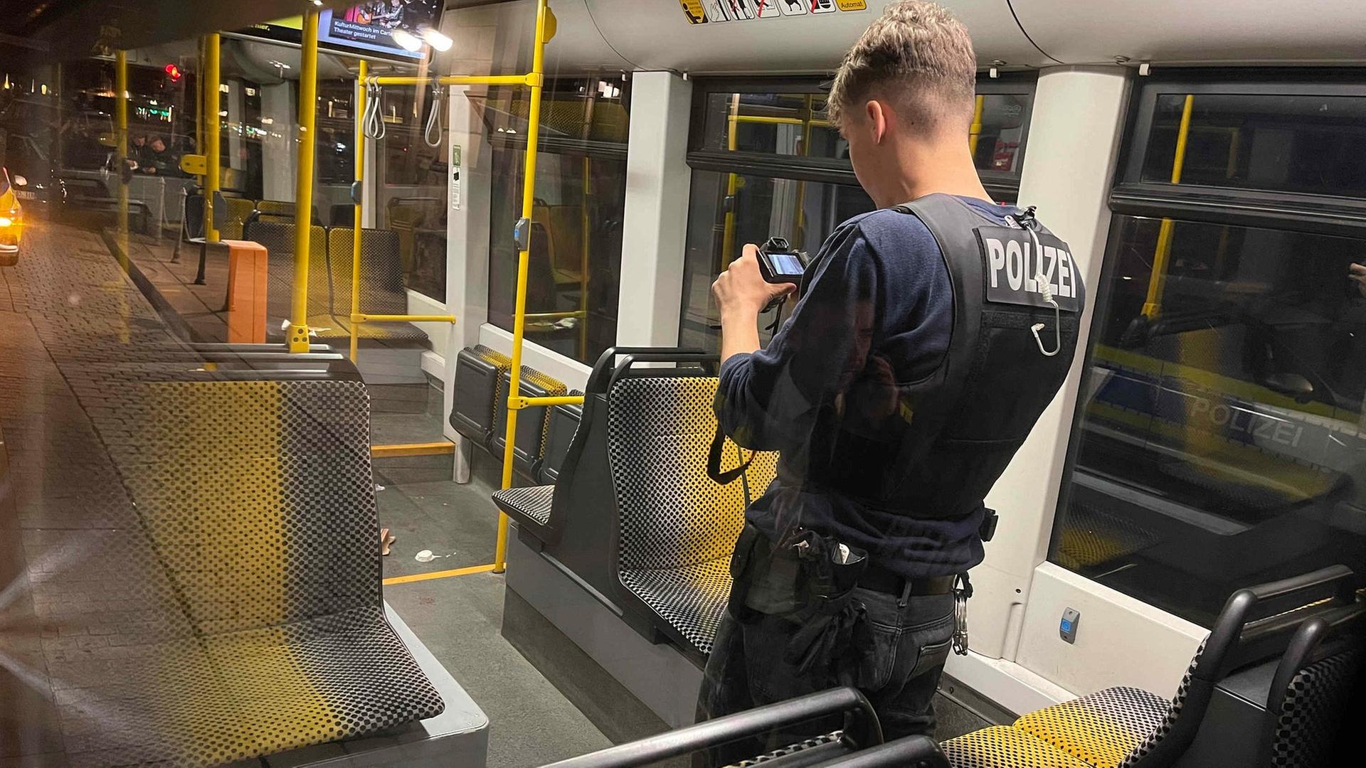 Ein Polizist fotografiert den Tatort einer Gewaltattacke mit einem Messer in der Straßenbahn 7 in der Nacht zum 24.08.2025 in Dresden nahe der Haltestelle Neustädter Markt. | Christian Essler/xcitepress