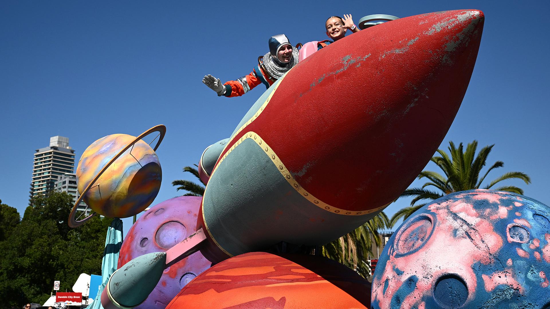 Eine Rakete mit einem jungen Astronauten nimmt wÃ¤hrend der Moomba-Parade 2026 in Melbourne (Australien) teil. | Joel Carrett/AAP/dpa