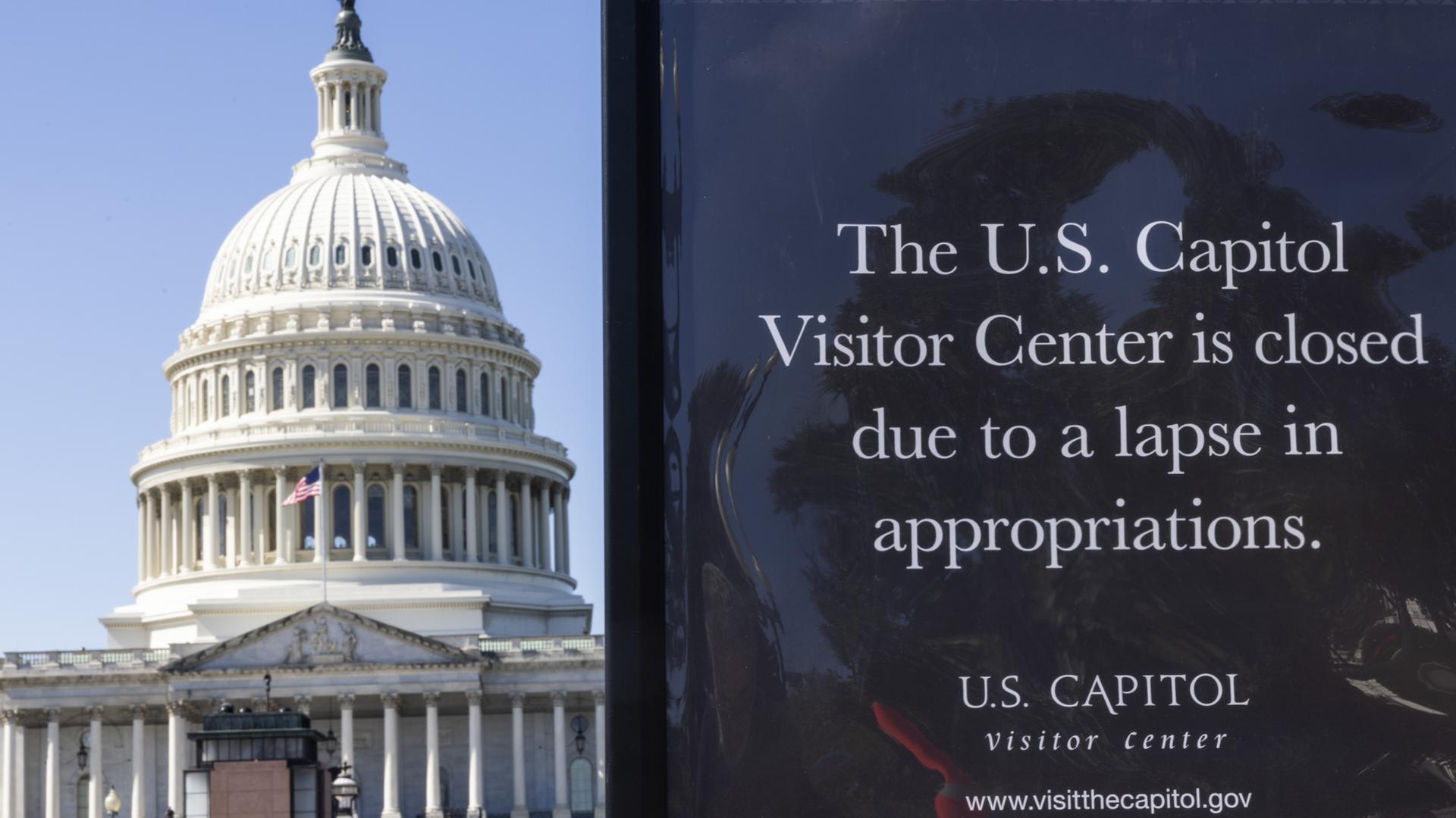 Ein Schild vor dem US-Kapitol weist darauf hin, dass derzeit keine Führungen durch das Gebäude stattfinden. | EPA
