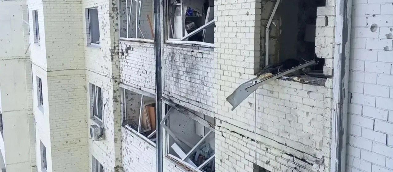 Ein Wohnhaus in Orjol, das nach Angaben der örtlichen Behörden bei einem nächtlichen Drohnenangriff der Ukraine beschädigt wurde.