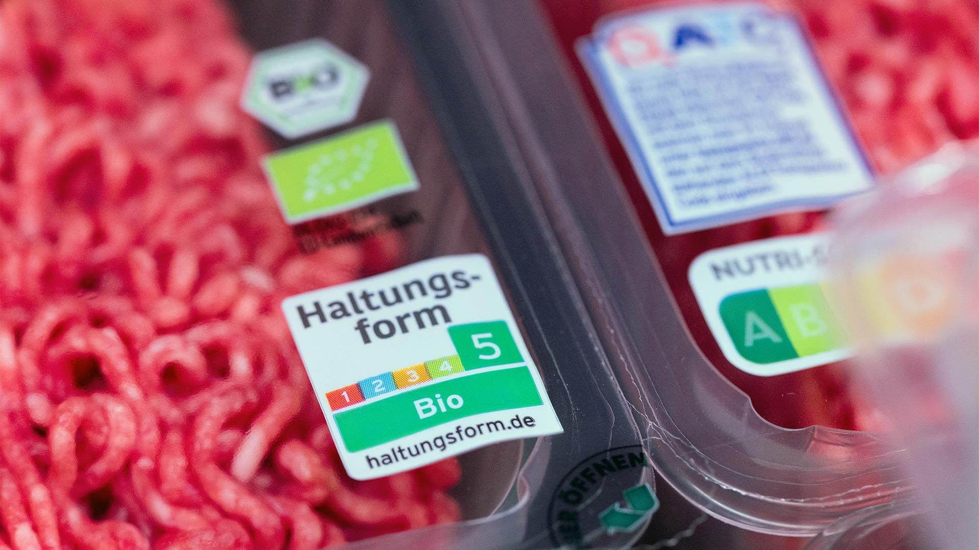 Fleischwaren, hier mit Haltungsform 5, liegen bei ALDI SÜD in Kühlschränken. | picture alliance/dpa