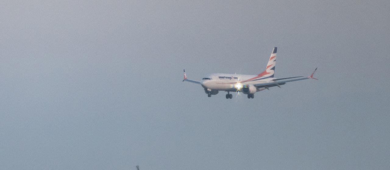 Eine Boeing 737 Max 8 aus Islamabad landet am Flughafen Berlin Brandenburg (BER).