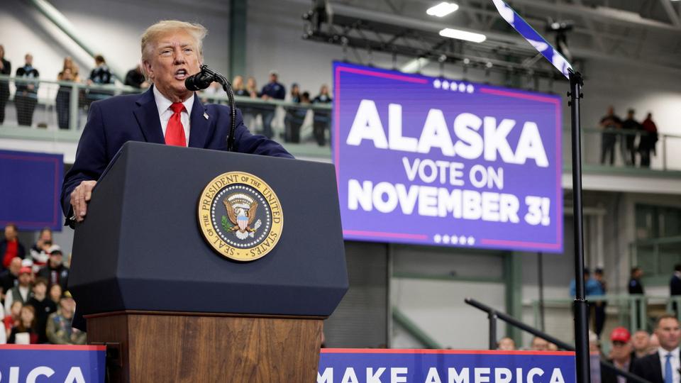 Donald Trump spricht bei einer Wahlkampfveranstaltung in Wasilla (Alaska, USA).