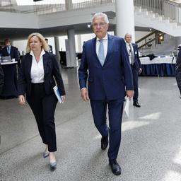 Peter Beuth, Nancy Faeser, Joachim Herrmann und Boris Pistorius gehen durch ein Foyer zu einer Pressekonferenz nach der IMK.