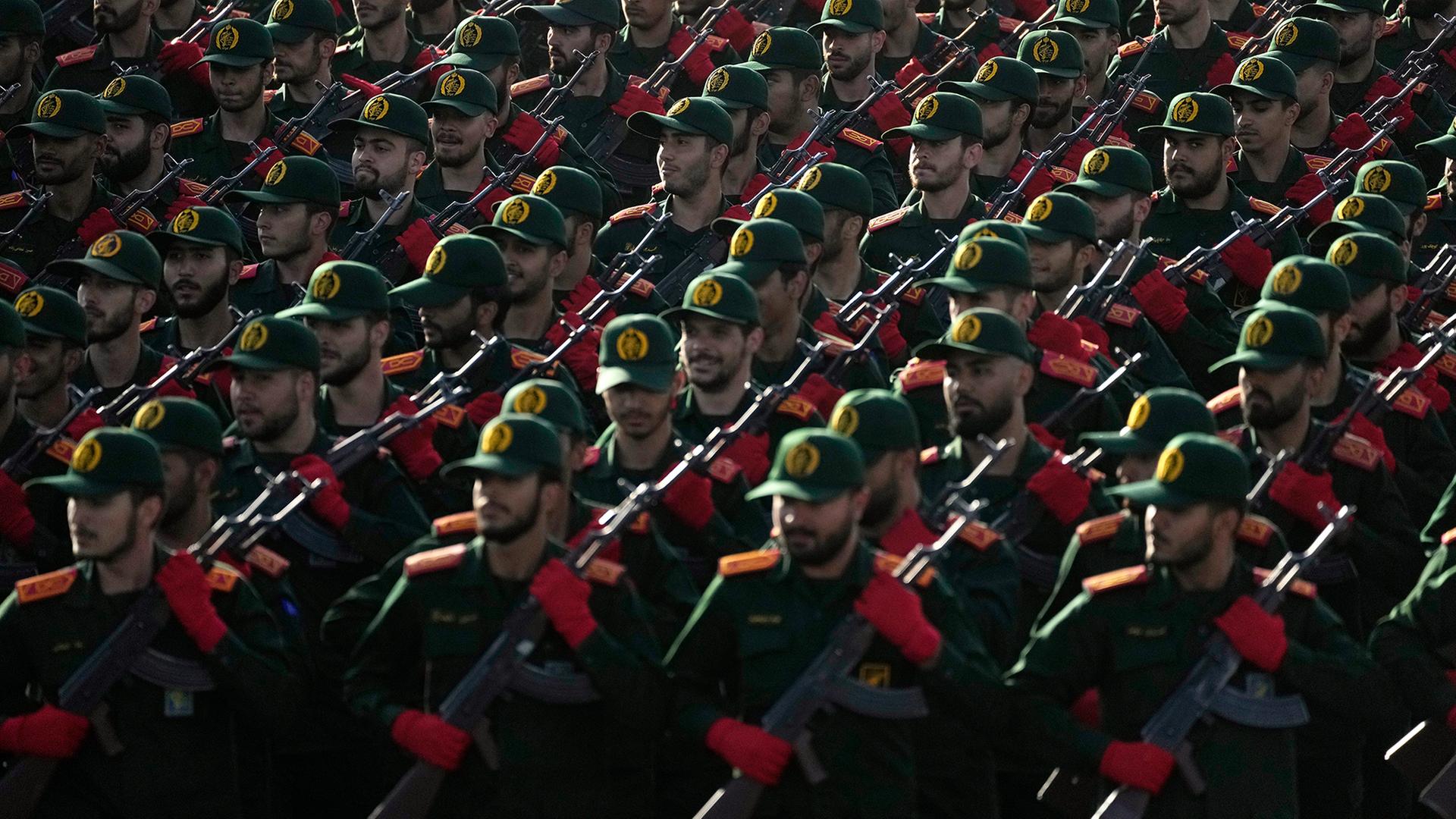Kadetten der iranischen Revolutionsgarde (Archivbild) | dpa