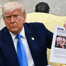 Donald Trump zeigt beim Besuch des südafrikanischen Präsidenten Ramaphosa Bilder im Oval Office