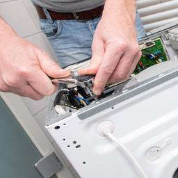 Reparatur einer Waschmaschine.