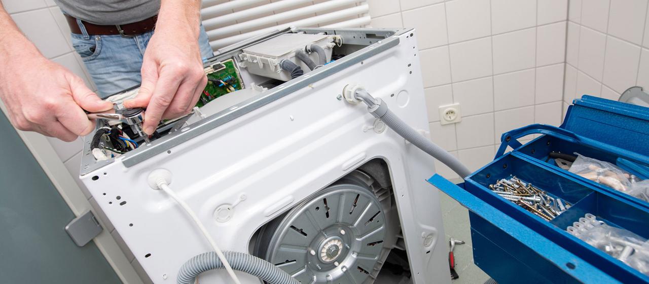 Reparatur einer Waschmaschine.