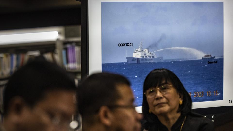 Ein Bild der philippinische Küstenwache zeigt ein chinesisches Schiff mit Wasserwerfer