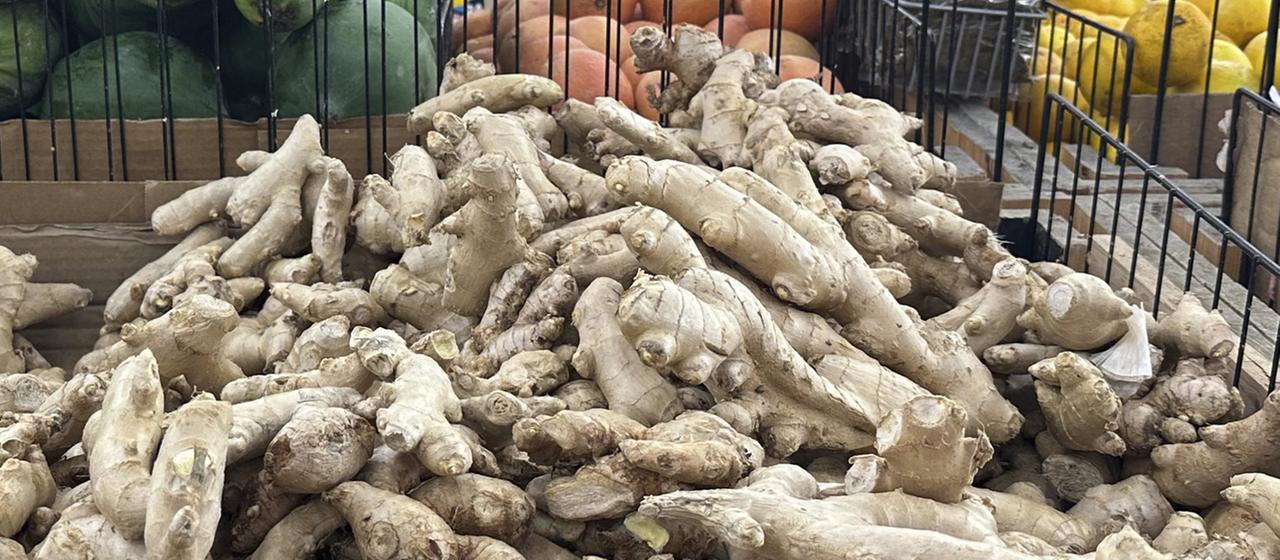 Ingwer wird zum Verkauf angeboten. 