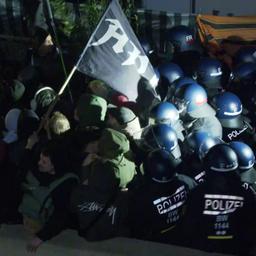 Protestierende gegen eine AfD-Wahlkampfveranstaltung in Freiburg