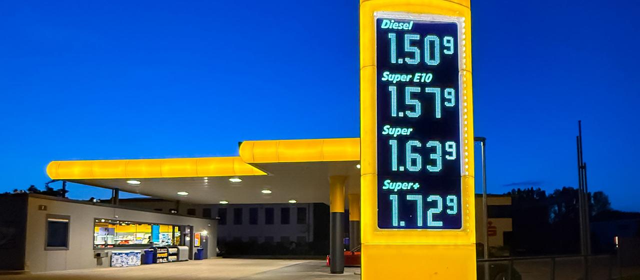 Kraftstoffpreise werden an einer Tankstelle angezeigt. | picture alliance / M.i.S. Kraftstoffpreise werden an einer Tankstelle angezeigt.