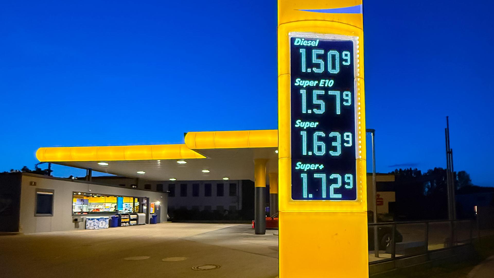 Kraftstoffpreise werden an einer Tankstelle angezeigt. | picture alliance / M.i.S.