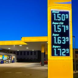 Kraftstoffpreise werden an einer Tankstelle angezeigt.