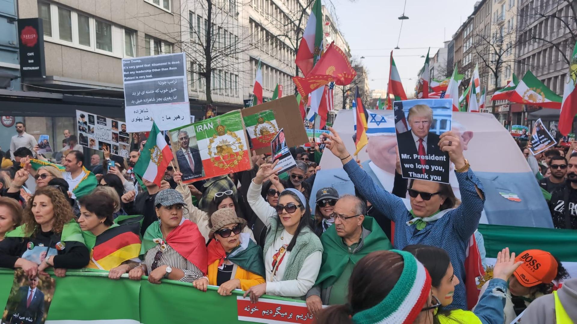 Iran-Demos ziehen durch Düsseldorf