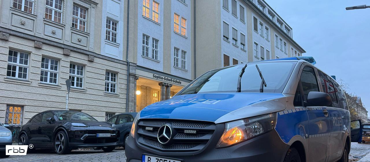 Ein Polizeiauto steht am Morgen des 17.11.2025 vor der Berliner Sophie-Scholl-Schule. (Quelle: dpa-Bildfunk/Sven Käuler)