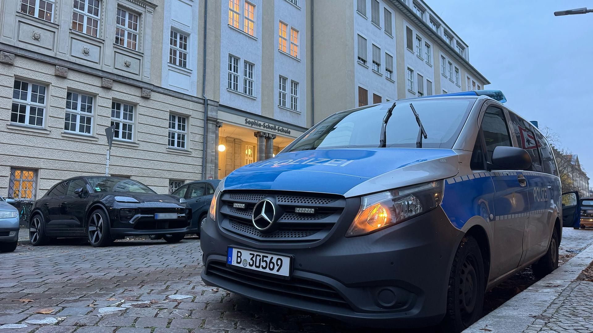 Ein Polizeiauto steht am Morgen des 17.11.2025 vor der Berliner Sophie-Scholl-Schule. (Quelle: dpa-Bildfunk/Sven Käuler) | dpa-Bildfunk/Sven Käuler