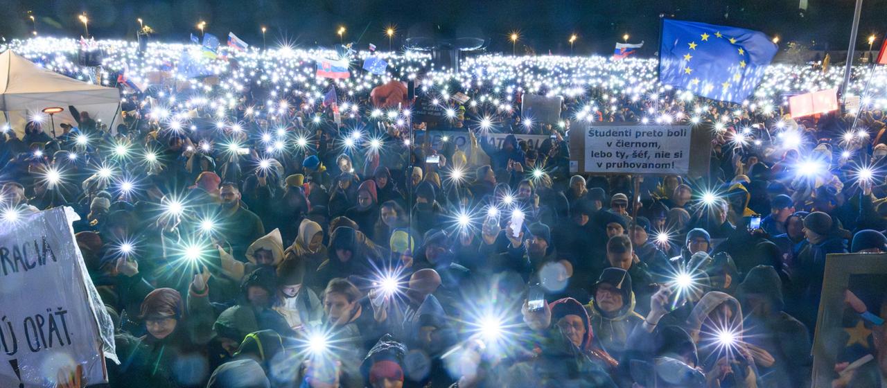 Menschen nehmen an einer Protestkundgebung in Bratislava, Slowakei teil.