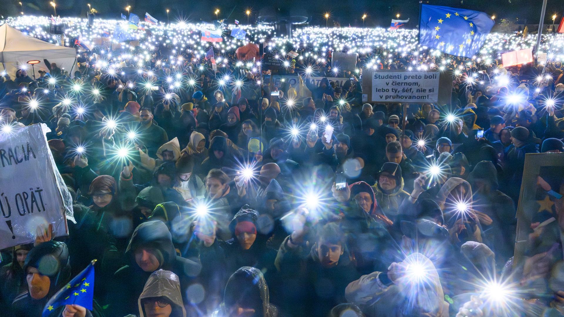 Menschen nehmen an einer Protestkundgebung in Bratislava, Slowakei teil. | dpa