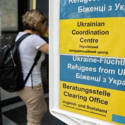 Ein Schild, das ukrainischen Flüchtlingen den Weg zu Beratungsangeboten weist