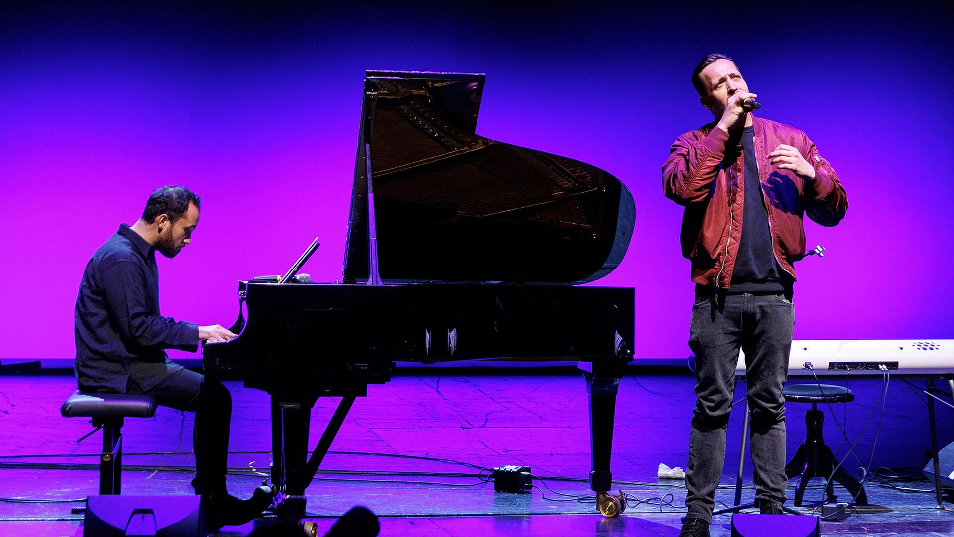 Igor Levit und Danger Dan sind bei einer Probe auf einer Bühne zu sehen. | picture alliance/dpa