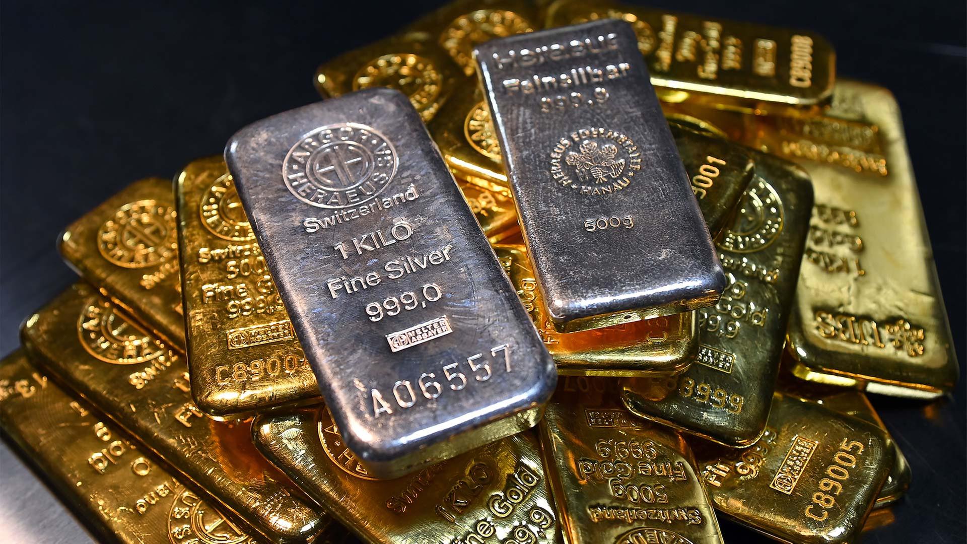 Silberbarren liegen auf Goldbarren. | picture alliance / SvenSimon