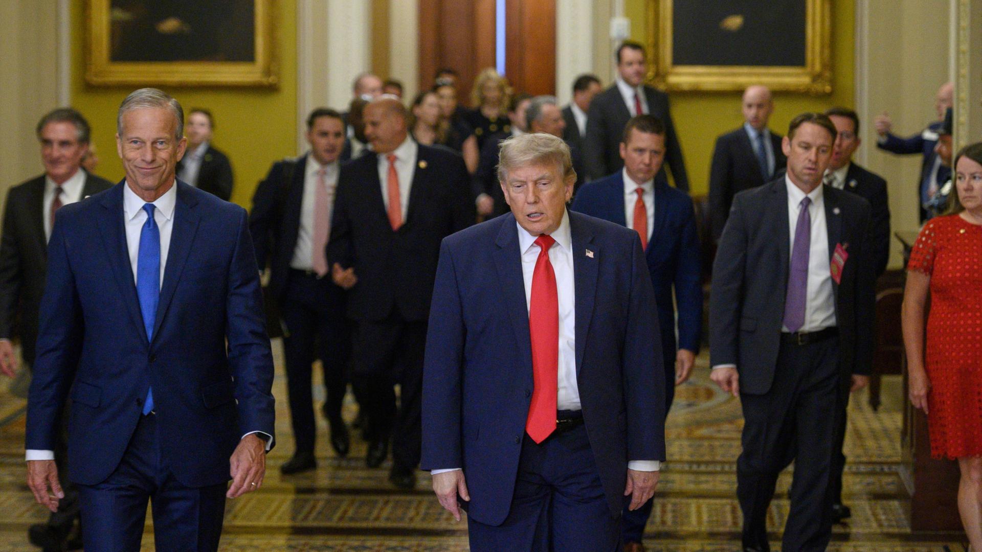 Trump im Kapitol vor einem Mittagessen mit republikanischen Senatoren  | Cliff Owen/AP/dpa