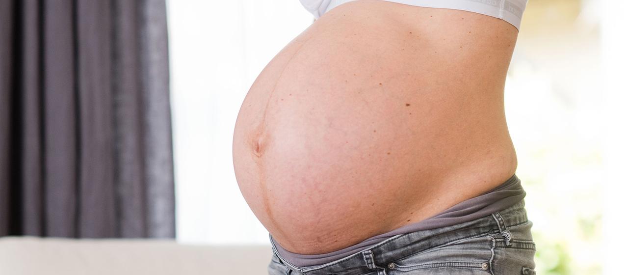 Der Bauch einer schwangeren Frau.