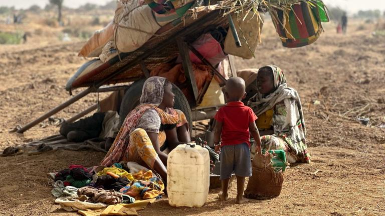 Geflüchtete Frauen und ein Kind im Sudan.