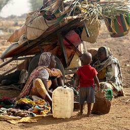 Geflüchtete Frauen und ein Kind im Sudan.