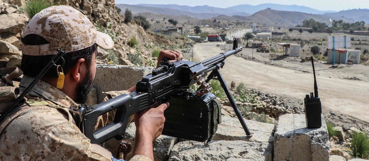 Ein Sicherheitsbeamter der Taliban steht an einer Straße in der Nähe des Grenzübergangs Ghulam Khan zwischen Afghanistan und Pakistan Wache. 