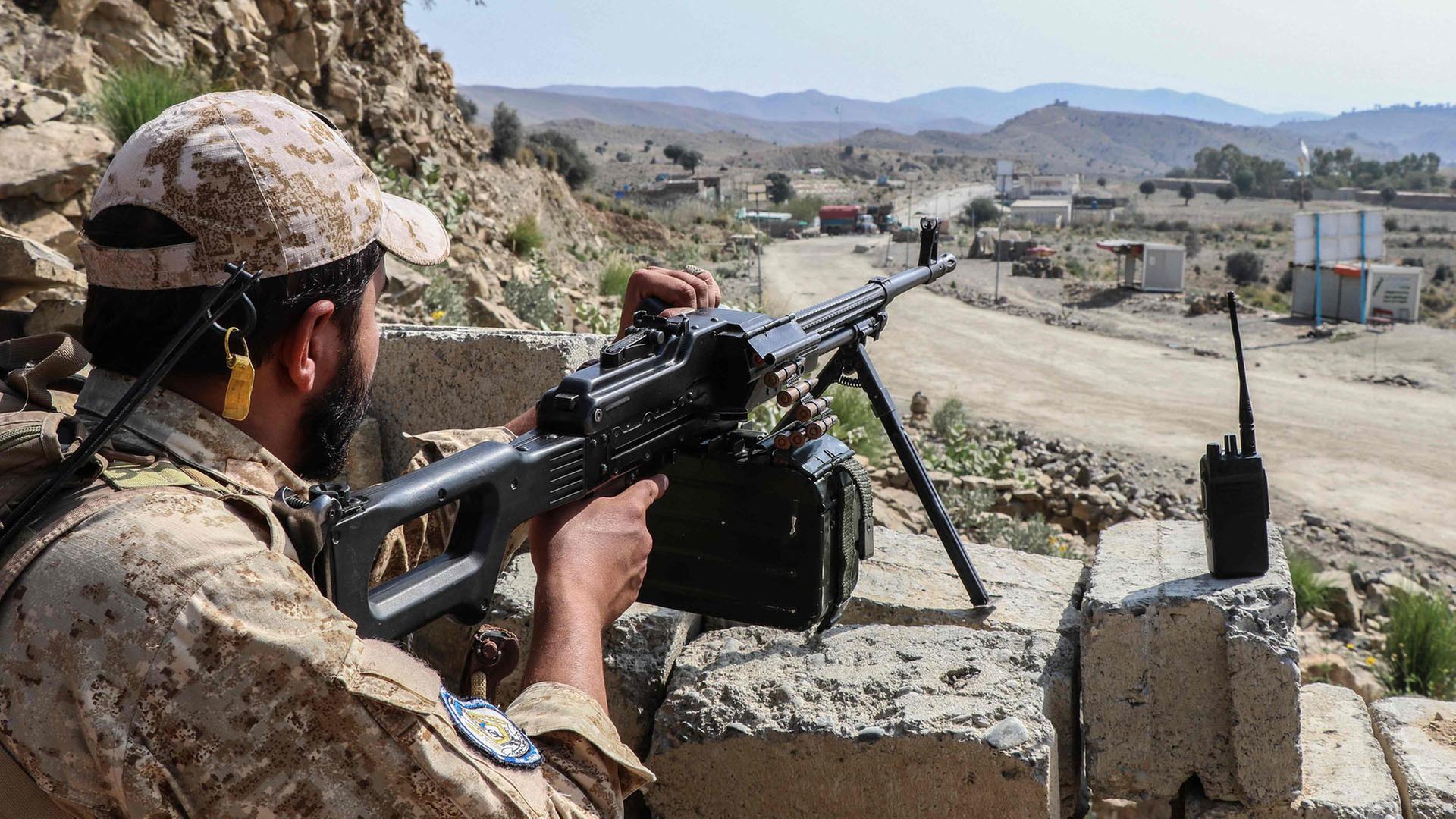 Ein Sicherheitsbeamter der Taliban steht an einer Straße in der Nähe des Grenzübergangs Ghulam Khan zwischen Afghanistan und Pakistan Wache.  | AFP