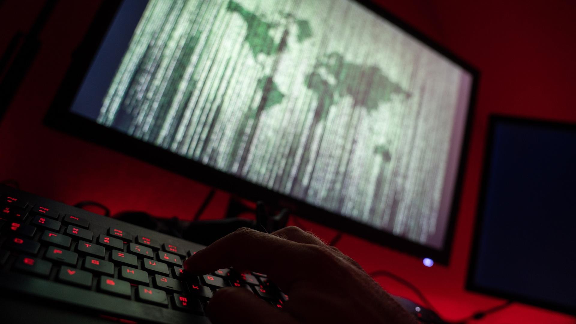 Ein Mann sitzt am Rechner und tippt auf einer Tastatur. | dpa