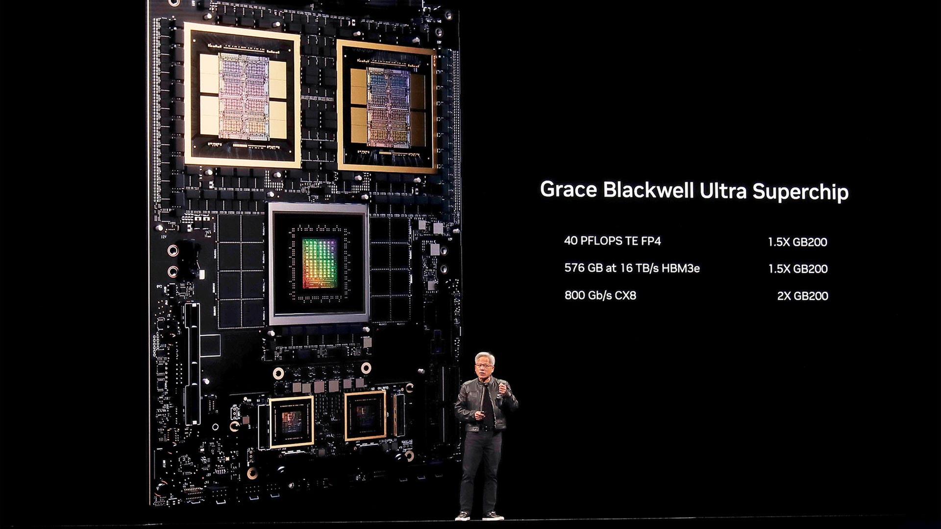 Nvidia CEO Jensen Huang präsentiert auf einer Bühne einen neuen Nvidia-Chip. | picture alliance / ASSOCIATED PR