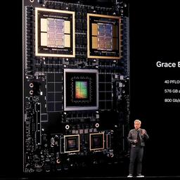 Nvidia CEO Jensen Huang präsentiert auf einer Bühne einen neuen Nvidia-Chip.